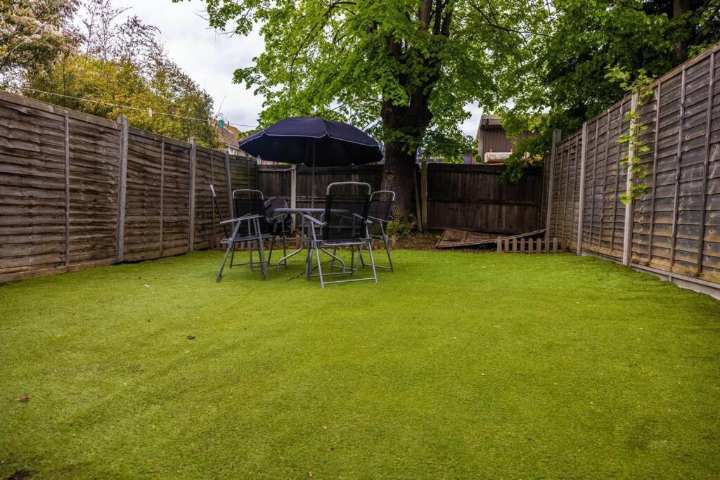 3 Bedrooms House-Sofabed-Parking-Bbqstove-Garden London Exteriör bild