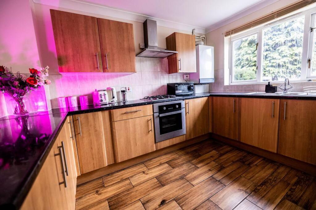 3 Bedrooms House-Sofabed-Parking-Bbqstove-Garden London Exteriör bild