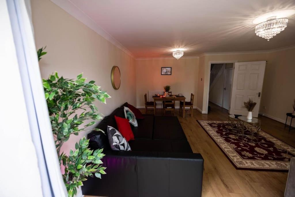 3 Bedrooms House-Sofabed-Parking-Bbqstove-Garden London Exteriör bild