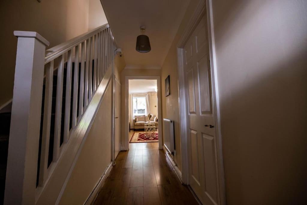 3 Bedrooms House-Sofabed-Parking-Bbqstove-Garden London Exteriör bild