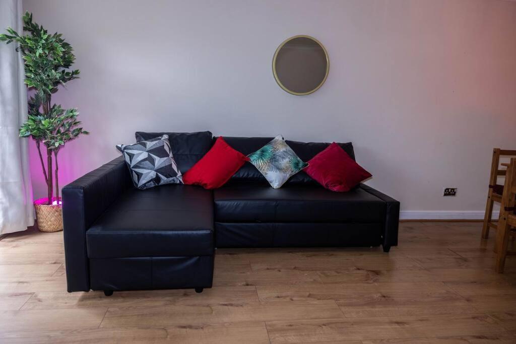 3 Bedrooms House-Sofabed-Parking-Bbqstove-Garden London Exteriör bild