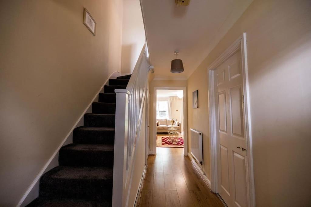 3 Bedrooms House-Sofabed-Parking-Bbqstove-Garden London Exteriör bild